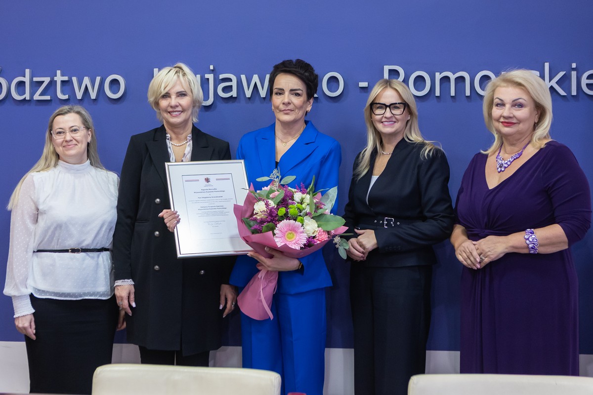 Magdalena Grzeszkowiak (w środku), terapeutka w Domu Pomocy Społecznej we Włocławku, nagrodzona w ubiegłorocznej edycji konkursu, fot. Mikołaj Kuras dla UMWKP