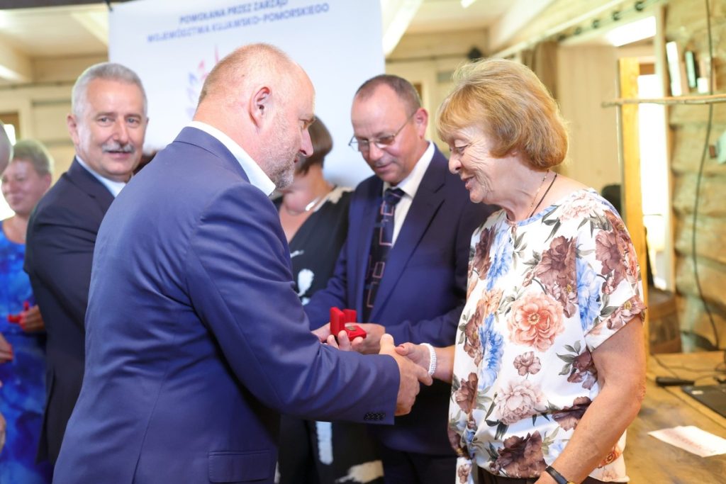 Wręczenie odznak sołtysom z powiatu tucholskiego, fot. Tomasz Czachorowski/eventphoto.com.pl dla UMWKP