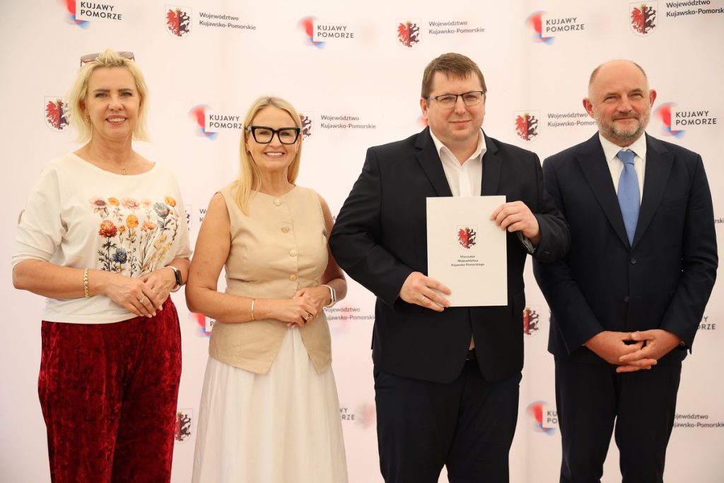 Wręczenie umów dotacyjnych na małą infrastrukturę sportową, fot. Mikołaj Kuras dla UMWKP