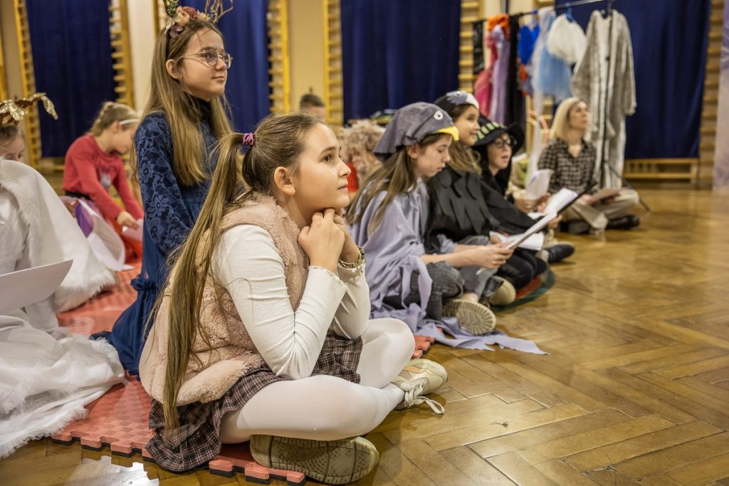 Warsztaty teatralne w klubie młodzieżowym w Dobrzyniu nad Wisłą (powiat lipnowski). Fot. Szymon Zdziebło tarantoga.pl dla UMWKP