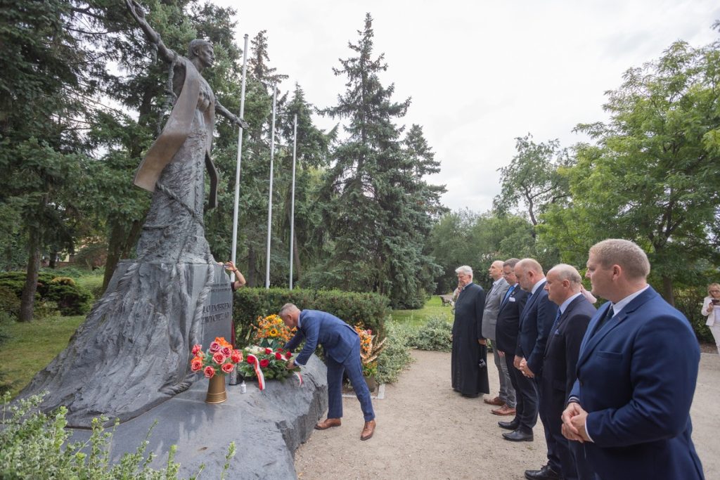 Złożenie kwiatów przez przedstawicieli urzędu pod pomnikiem ks. Jerzego Popiełuszki w Toruniu w 2025 r.