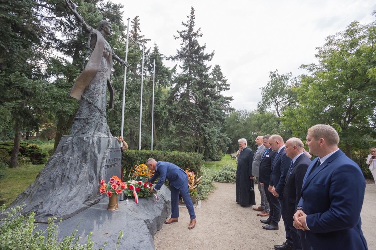 Złożenie kwiatów przez przedstawicieli urzędu pod pomnikiem ks. Jerzego Popiełuszki w Toruniu w 2025 r.