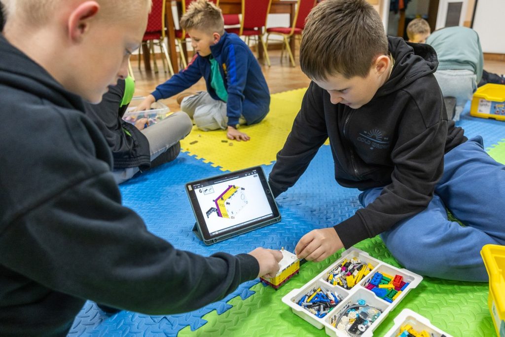 Zajęcia z robotyki w klubie młodzieżowym we Wielgiem (powiat lipnowski). Fot. Szymon Zdziebło tarantoga.pl dla UMWKP