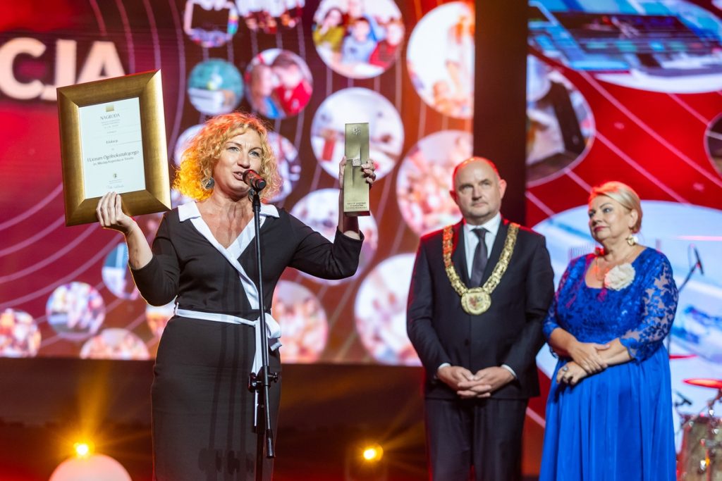 Ubiegłoroczna gala Nagród Marszałka; laureat w kategorii edukacja: I Liceum Ogólnokształcące im. Mikołaja Kopernika w Toruniu, fot. Szymon Zdziebło/tarantoga.pl dla UMWKP