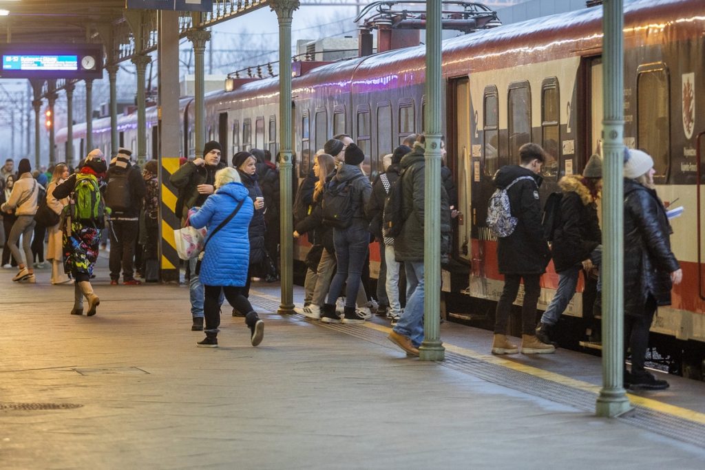 W dniu Wszystkich Świętych pociągi regionalne będą kursować jak w dni powszednie, fot. Szymon Zdziebło/tarantoga.pl dla UMWKP