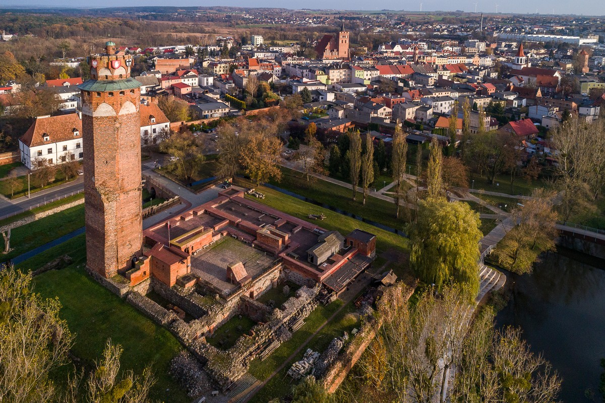 Brodnica, zdjęcie z drona przedstawiające ruiny zamku oraz panoramę miasta w tle
