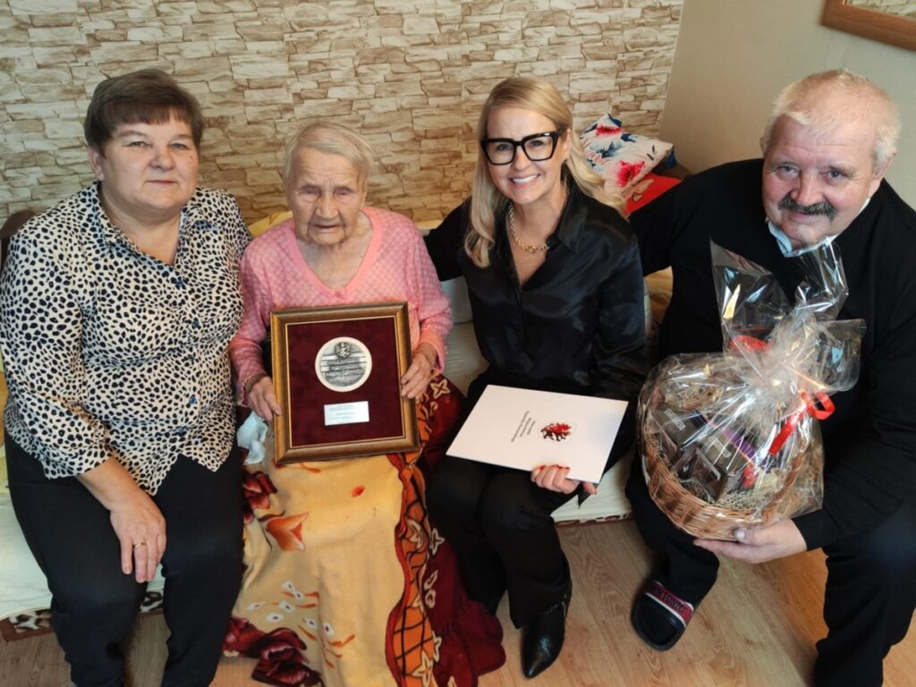 Regina Irena Kowalczyk z marszałek Anetą Jędrzejewską i rodziną