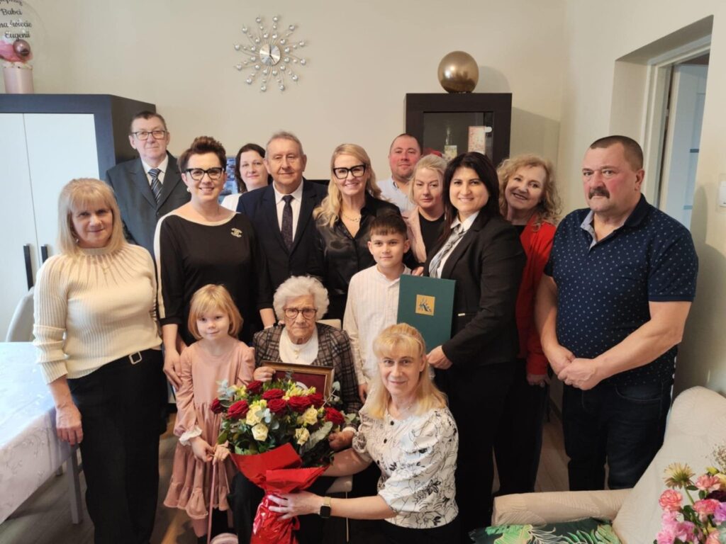 Eugenia Bronisława Lewandowska z marszałek Anetą Jędrzejewską i rodziną (zdjęcie grupowe)