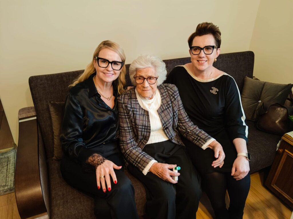 Eugenia Bronisława Lewandowska z marszałek Anetą Jędrzejewską i członkiem rodziny