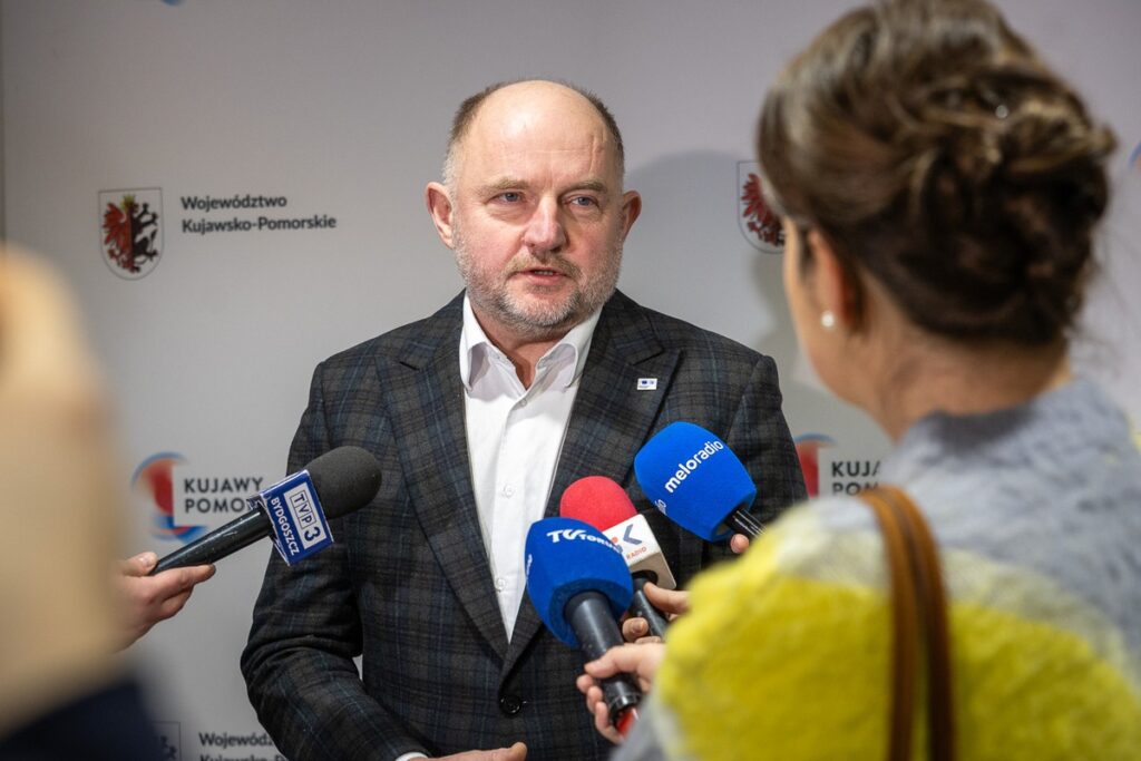 Podpisanie umowy na modernizację DW 266 w Żołędowie, fot. Szymon Zdziebło/tarantoga.pl dla UMWKP