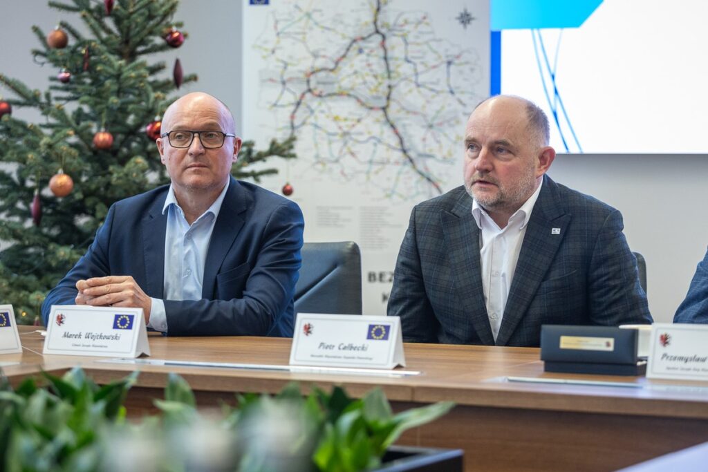 Podpisanie umowy na modernizację DW 266 w Żołędowie, fot. Szymon Zdziebło/tarantoga.pl dla UMWKP