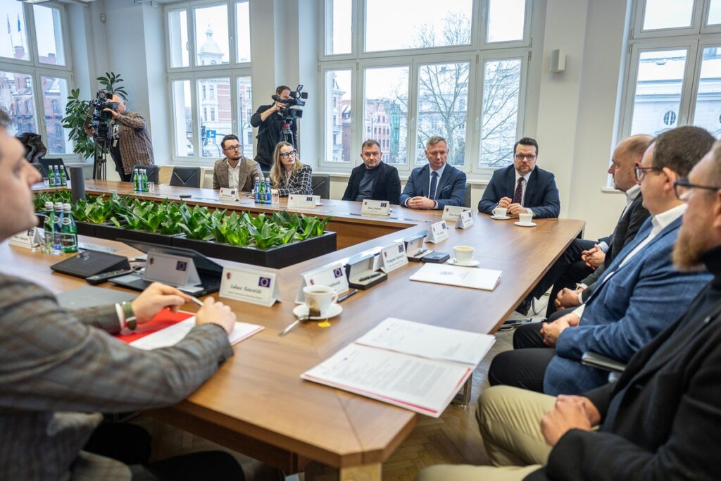 Podpisanie umowy na modernizację DW 266 w Żołędowie, fot. Szymon Zdziebło/tarantoga.pl dla UMWKP