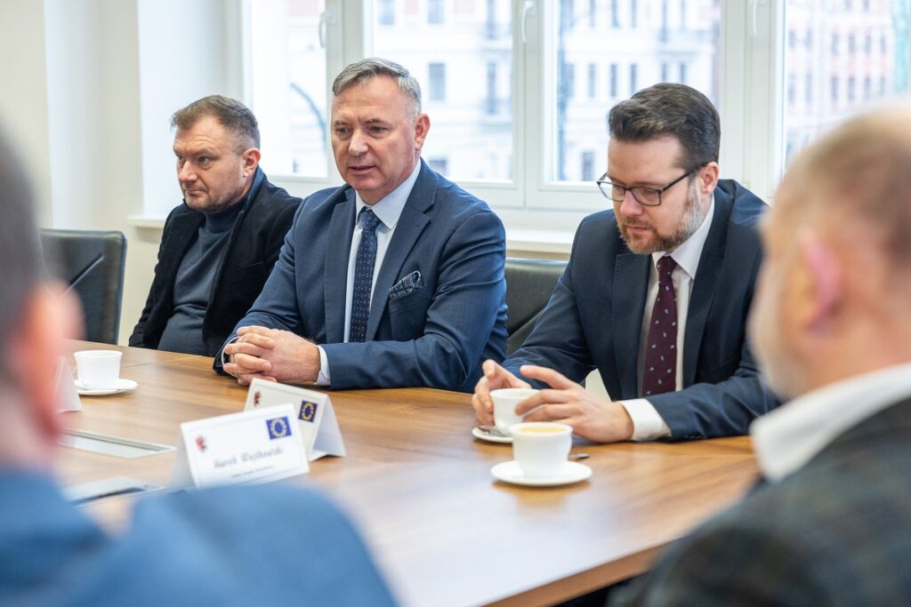 Podpisanie umowy na modernizację DW 266 w Żołędowie, fot. Szymon Zdziebło/tarantoga.pl dla UMWKP