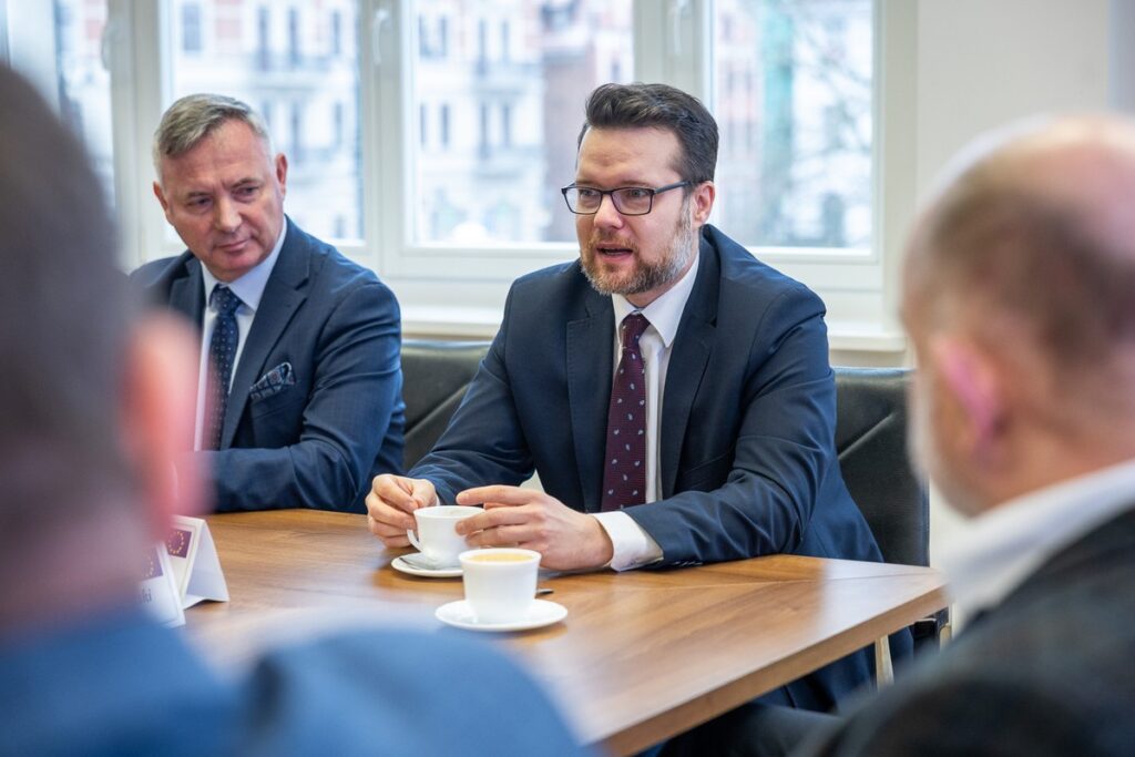 Podpisanie umowy na modernizację DW 266 w Żołędowie, fot. Szymon Zdziebło/tarantoga.pl dla UMWKP