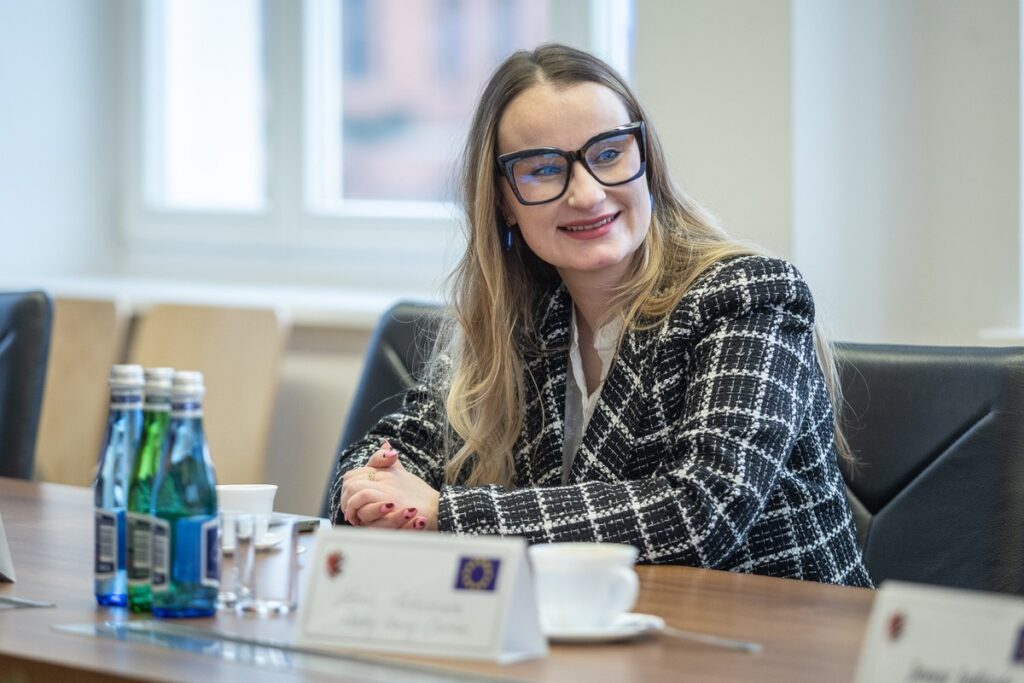 Podpisanie umowy na modernizację DW 266 w Żołędowie, fot. Szymon Zdziebło/tarantoga.pl dla UMWKP