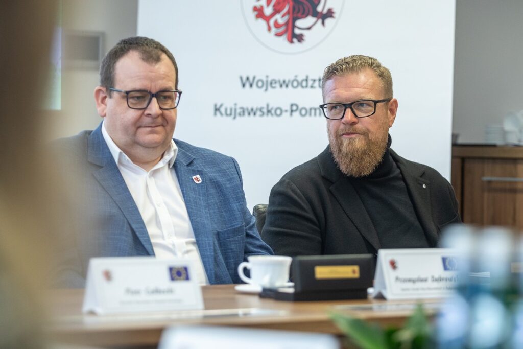 Podpisanie umowy na modernizację DW 266 w Żołędowie, fot. Szymon Zdziebło/tarantoga.pl dla UMWKP