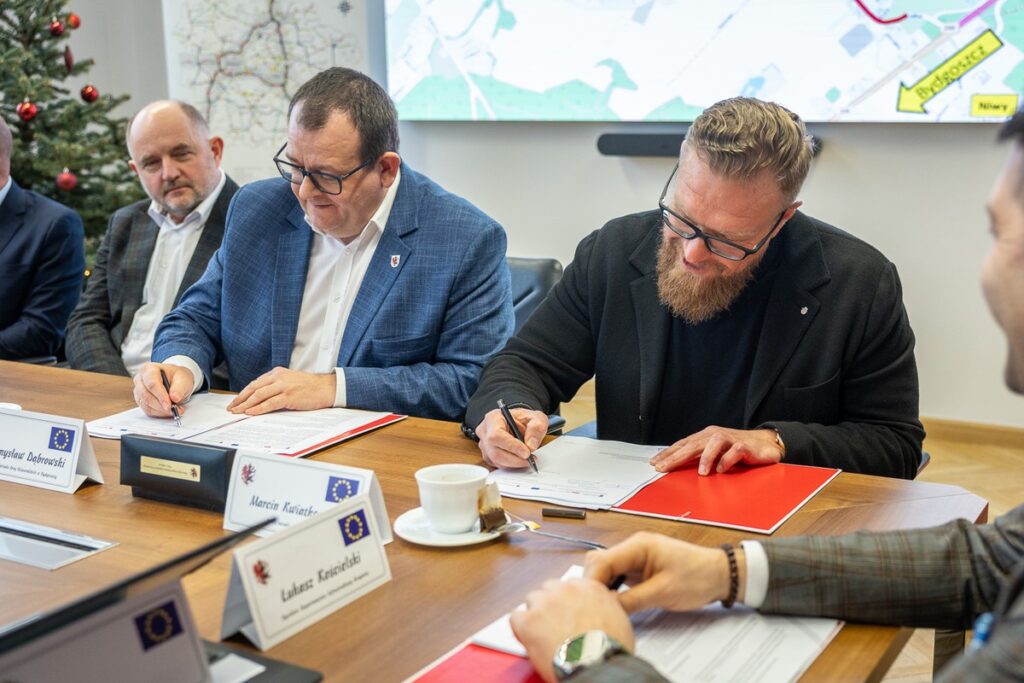 Podpisanie umowy na modernizację DW 266 w Żołędowie, fot. Szymon Zdziebło/tarantoga.pl dla UMWKP