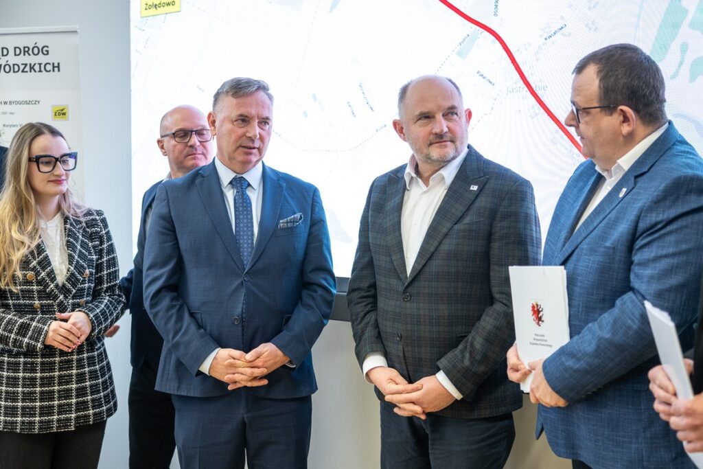 Podpisanie umowy na modernizację DW 266 w Żołędowie, fot. Szymon Zdziebło/tarantoga.pl dla UMWKP