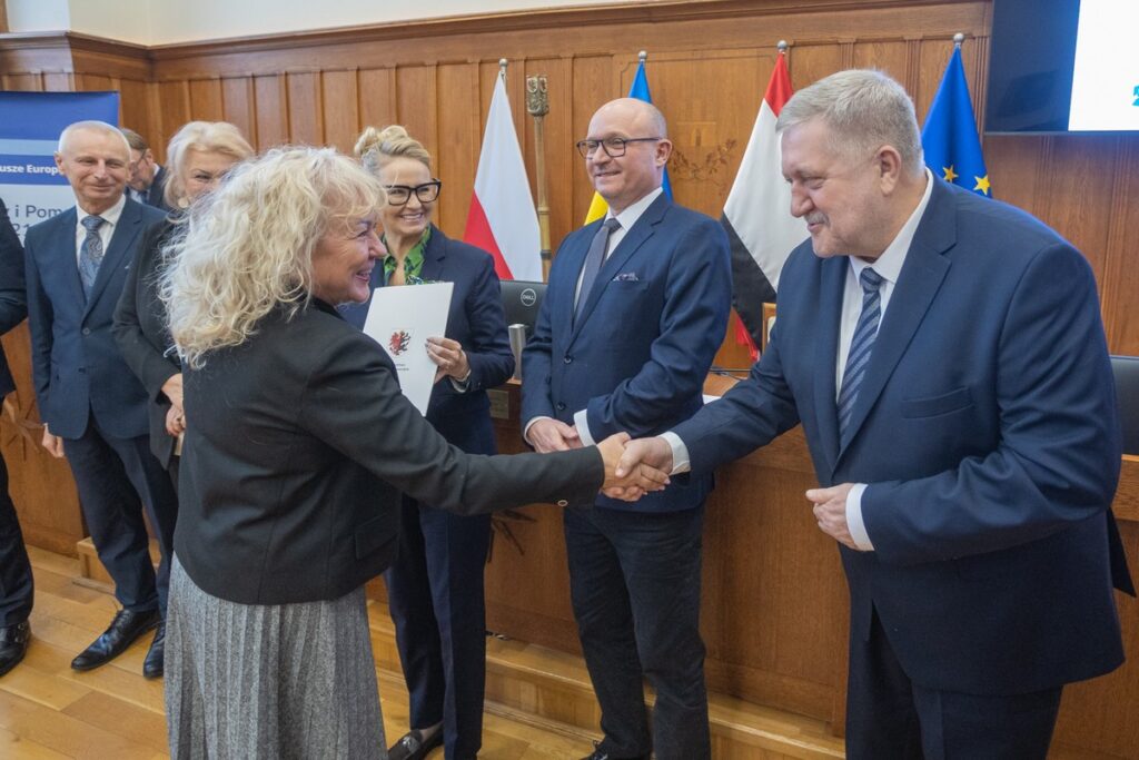 Wręczenie umów FEdKP, fot. Mikołaj Kuras dla UMWKP