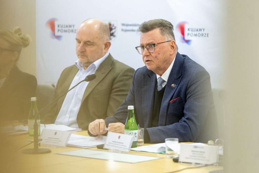 Konferencja zarządu województwa w sprawie budżetu 2026, fot. Szymon Zdziebło/tarantpoga.pl dla UMWKP