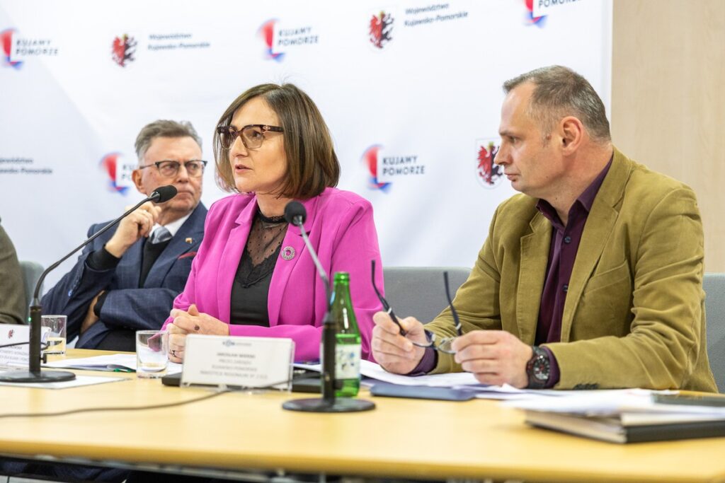 Konferencja zarządu województwa w sprawie budżetu 2026, fot. Szymon Zdziebło/tarantpoga.pl dla UMWKP