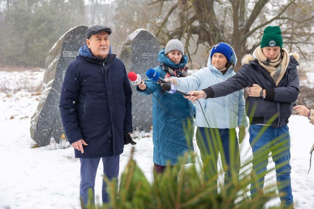 Złożenie kwiatów pod obeliskiem w Chorabiu, fot. Mikołaj Kuras dla UMWKP