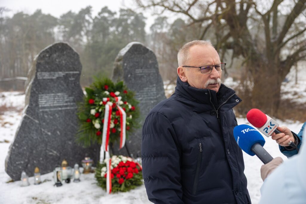 Złożenie kwiatów pod obeliskiem w Chorabiu, fot. Mikołaj Kuras dla UMWKP