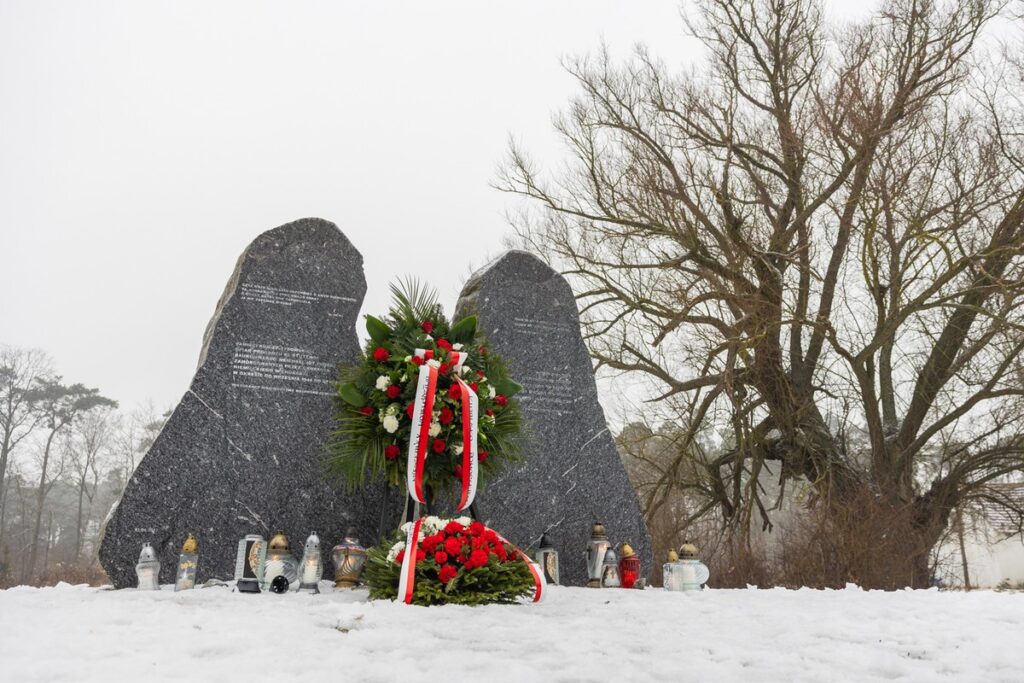 Złożenie kwiatów pod obeliskiem w Chorabiu, fot. Mikołaj Kuras dla UMWKP