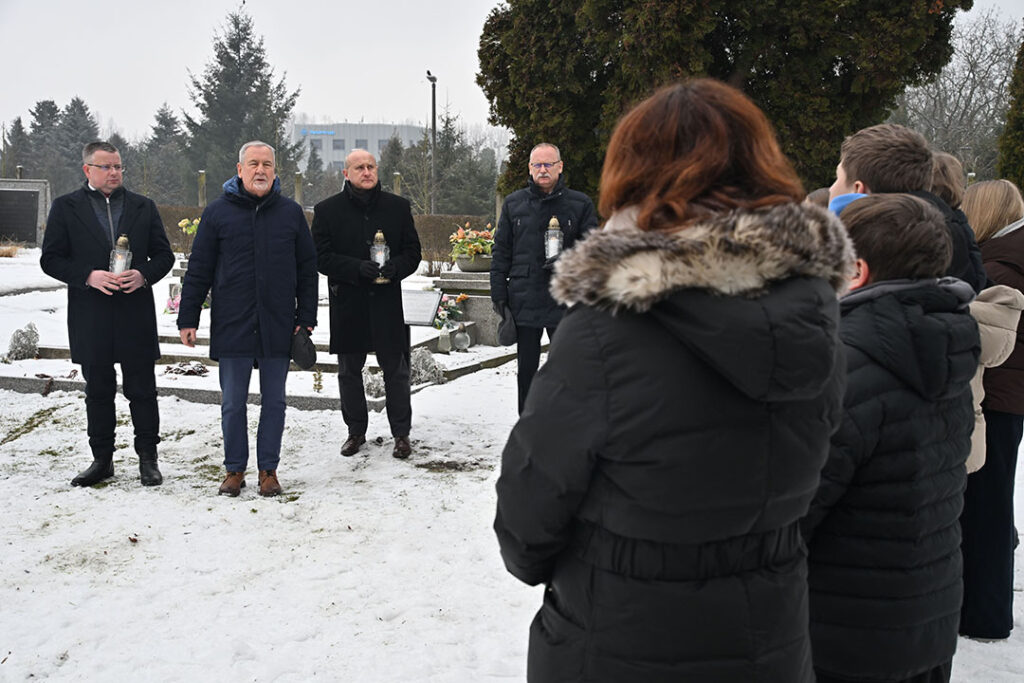 Złożenie kwiatów na Cmentarzu Komunalnym nr 2 w Toruniu, fot. Wojtek Szabelski dla UMT