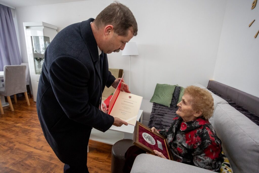 Wręczenie medalu Unitas Durat Irenie Skoniecznej, fot. Mikołaj Kuras dla UMWKP