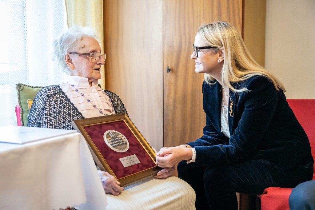 Wręczenie medalu Unitas Durat Zofii Gontarek, fot. Szymon Zdziebło/tarantoga.pl dla UMWKP
