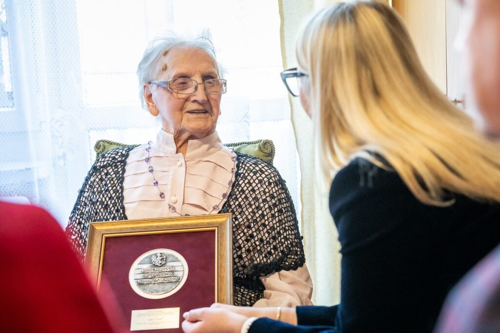 Wręczenie medalu Unitas Durat Zofii Gontarek, fot. Szymon Zdziebło/tarantoga.pl dla UMWKP