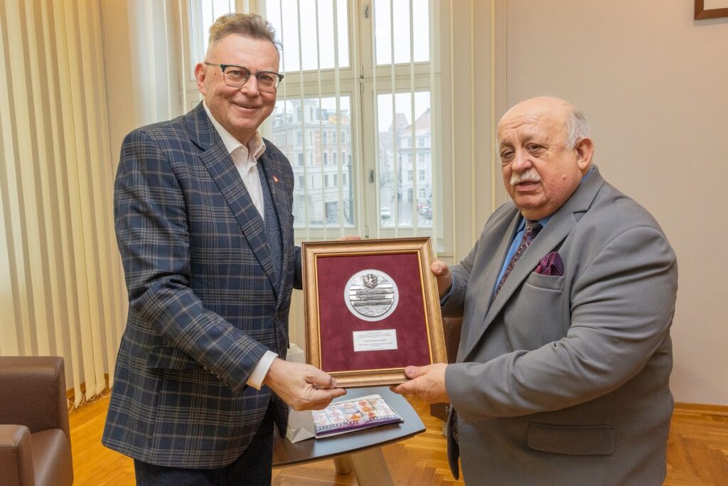 Dyr. Leszek Kowalik odbiera Medal Unitas Durat z rąk wicemarszałka Zbigniewa Ostrowskiego, fot. Mikołaj Kuras dla UMWKP