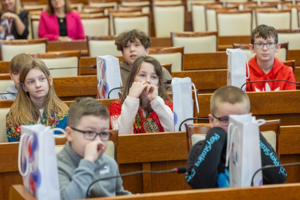 Spotkanie marszałka Piotra Całbeckiego z dziećmi z klubu młodzieżowego z Węgierska, fot. Mikołaj Kuras dla UMWKP