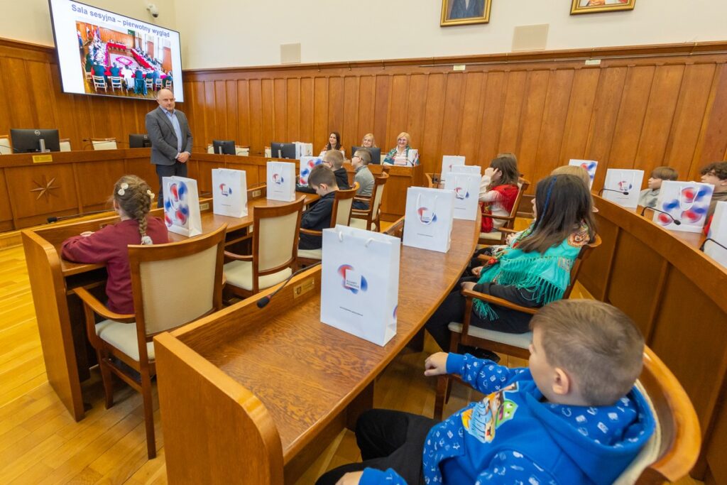Spotkanie marszałka Piotra Całbeckiego z dziećmi z klubu młodzieżowego z Węgierska, fot. Mikołaj Kuras dla UMWKP