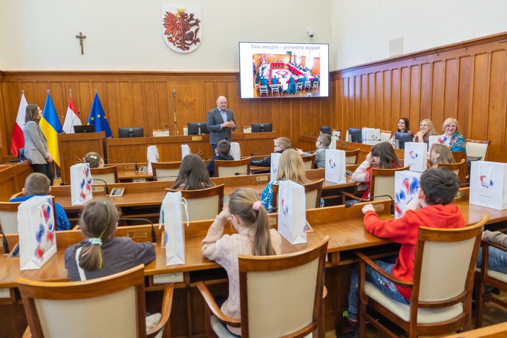 Spotkanie marszałka Piotra Całbeckiego z dziećmi z klubu młodzieżowego z Węgierska, fot. Mikołaj Kuras dla UMWKP