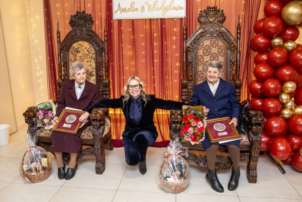 Wręczenie medali Unitas Durat stuletnim mieszkankom regionu, fot. Andrzej Goiński/UMWKP
