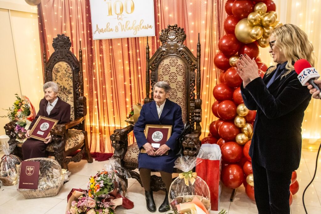 Wręczenie medali Unitas Durat stuletnim mieszkankom regionu, fot. Andrzej Goiński/UMWKP