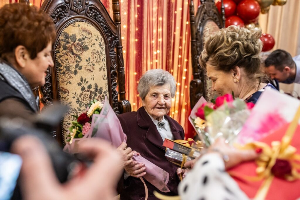 Wręczenie medali Unitas Durat stuletnim mieszkankom regionu, fot. Andrzej Goiński/UMWKP
