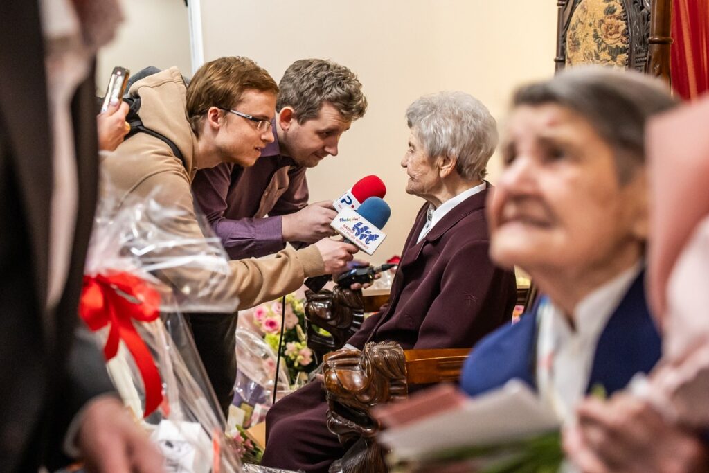 Wręczenie medali Unitas Durat stuletnim mieszkankom regionu, fot. Andrzej Goiński/UMWKP