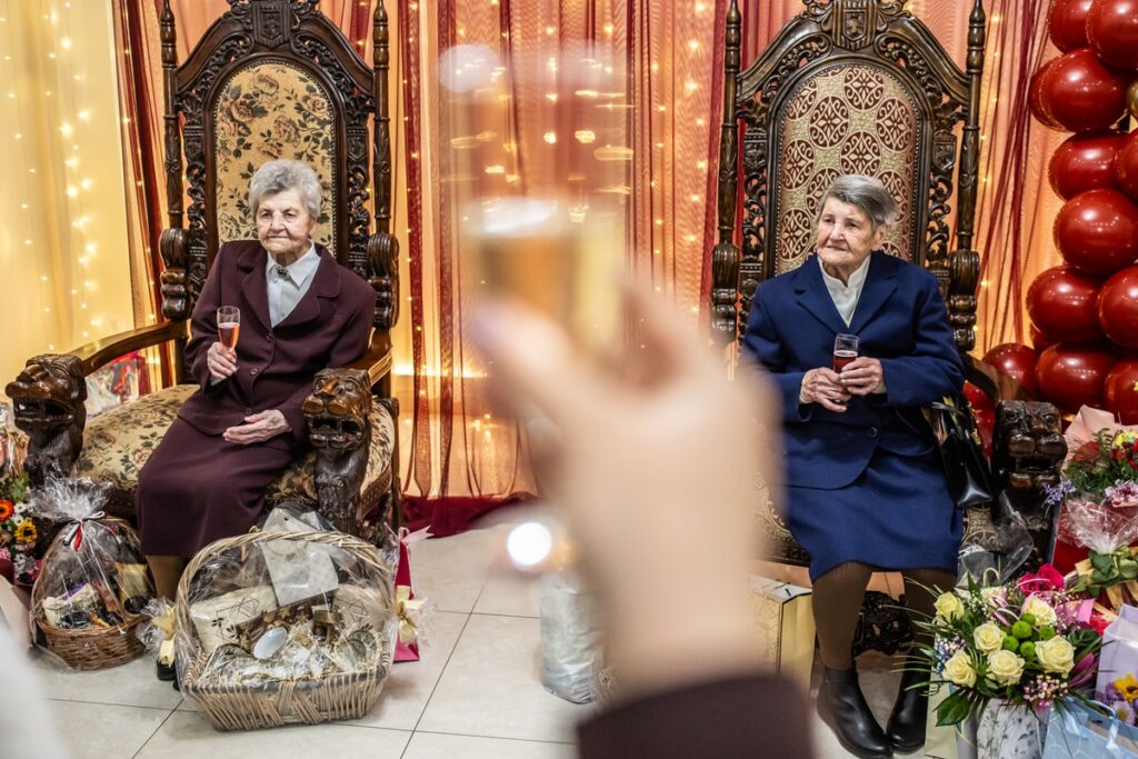 Wręczenie medali Unitas Durat stuletnim mieszkankom regionu, fot. Andrzej Goiński/UMWKP