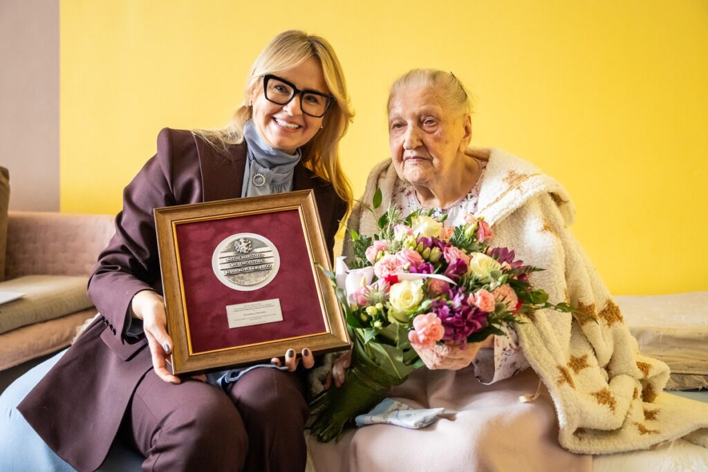 Wręczenie medalu Unitas Durat stuletniej Stanisławie Pokorskiej, fot. Szymon Zdziebło/tarantoga.pl dla UMWKP