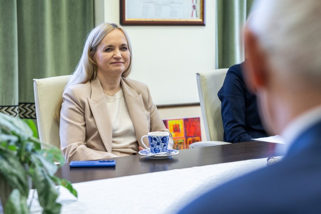 Spotkanie prof. Janusza Kowalewskiego (Centrum Onkologii) i dyr. Edwarda Hartwicha (WSD) z min. Jolantą Sobierańską-Grendą i marszałkiem Piotrem Całbeckim, fot. Szymon Zdziebło/tarantoga dla UMWKP
