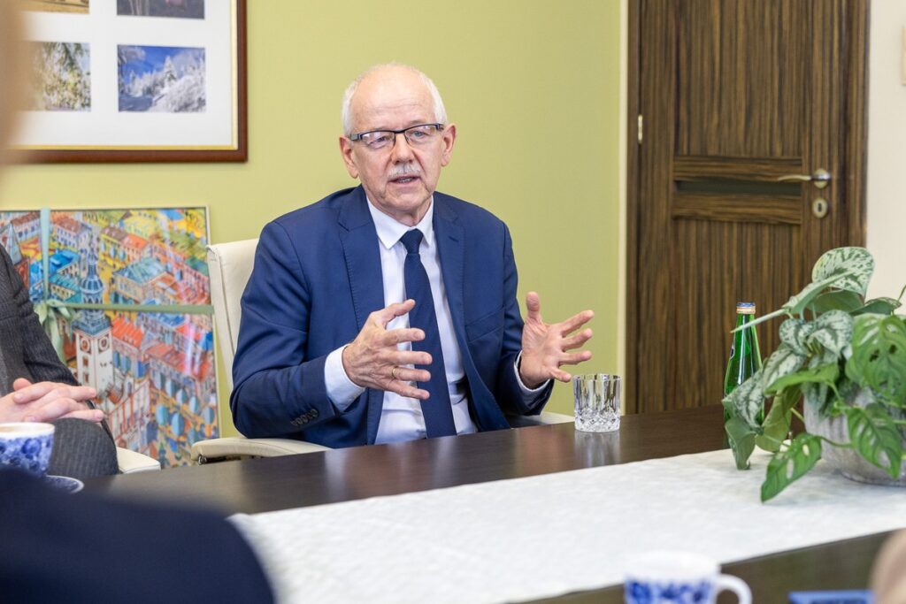 Spotkanie prof. Janusza Kowalewskiego (Centrum Onkologii) i dyr. Edwarda Hartwicha (WSD) z min. Jolantą Sobierańską-Grendą i marszałkiem Piotrem Całbeckim, fot. Szymon Zdziebło/tarantoga dla UMWKP