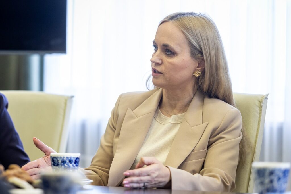 Spotkanie prof. Janusza Kowalewskiego (Centrum Onkologii) i dyr. Edwarda Hartwicha (WSD) z min. Jolantą Sobierańską-Grendą i marszałkiem Piotrem Całbeckim, fot. Szymon Zdziebło/tarantoga dla UMWKP