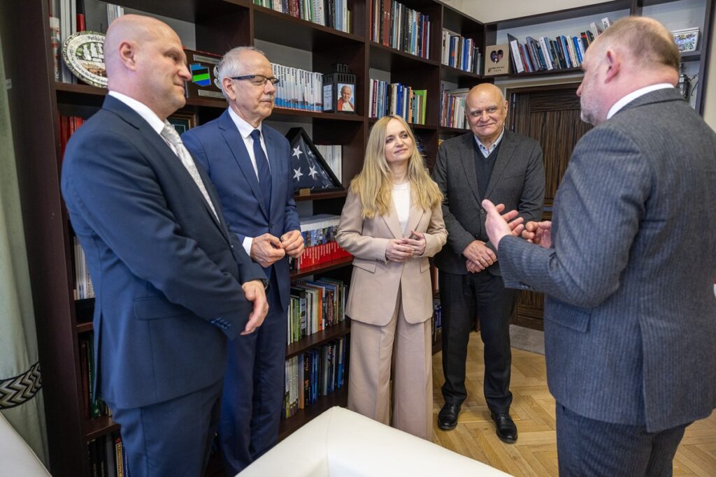 Spotkanie prof. Janusza Kowalewskiego (Centrum Onkologii) i dyr. Edwarda Hartwicha (WSD) z min. Jolantą Sobierańską-Grendą i marszałkiem Piotrem Całbeckim, fot. Szymon Zdziebło/tarantoga dla UMWKP