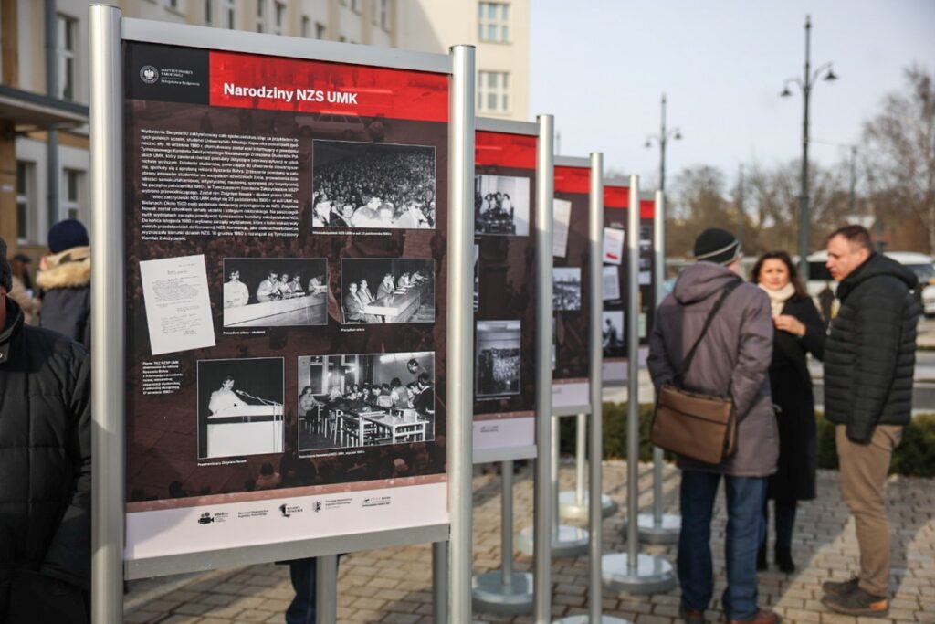Obchody 45. rocznicy rejestracji NZS, spotkanie przed Urzędem Marszałkowskim w Toruniu, fot. Szymon Zdziebło/tarantoga dla UMWKP