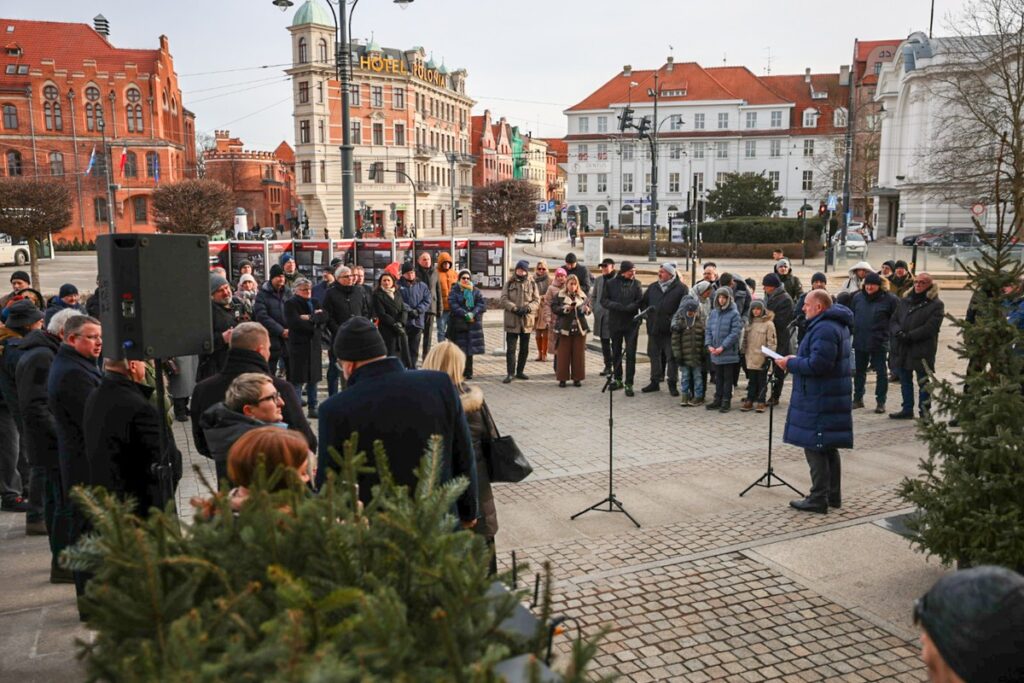 Obchody 45. rocznicy rejestracji NZS, spotkanie przed Urzędem Marszałkowskim w Toruniu, fot. Szymon Zdziebło/tarantoga dla UMWKP