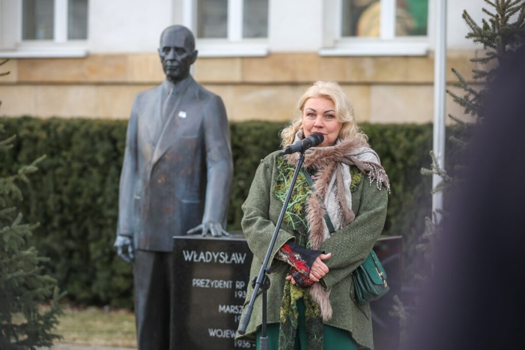 Obchody 45. rocznicy rejestracji NZS, spotkanie przed Urzędem Marszałkowskim w Toruniu, fot. Szymon Zdziebło/tarantoga dla UMWKP