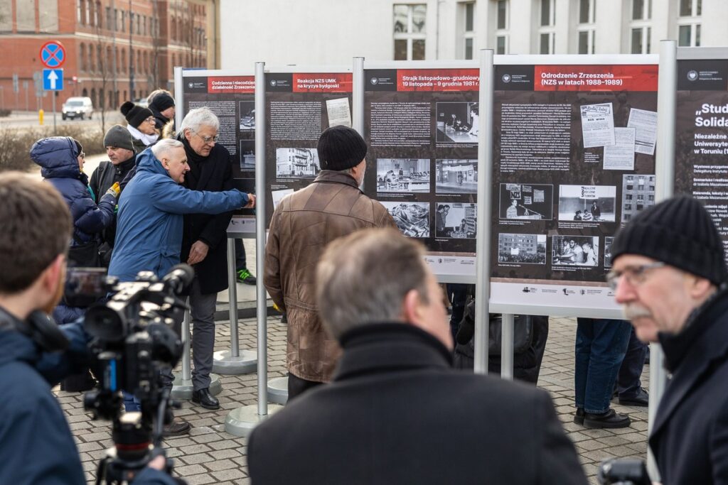 Celebrations of the 45th anniversary of the registration of the Independent Students’ Association, gathering in front of the Marshal’s Office in Toruń, photo by Szymon Zdziebło/tarantoga.pl for theUMWKP
